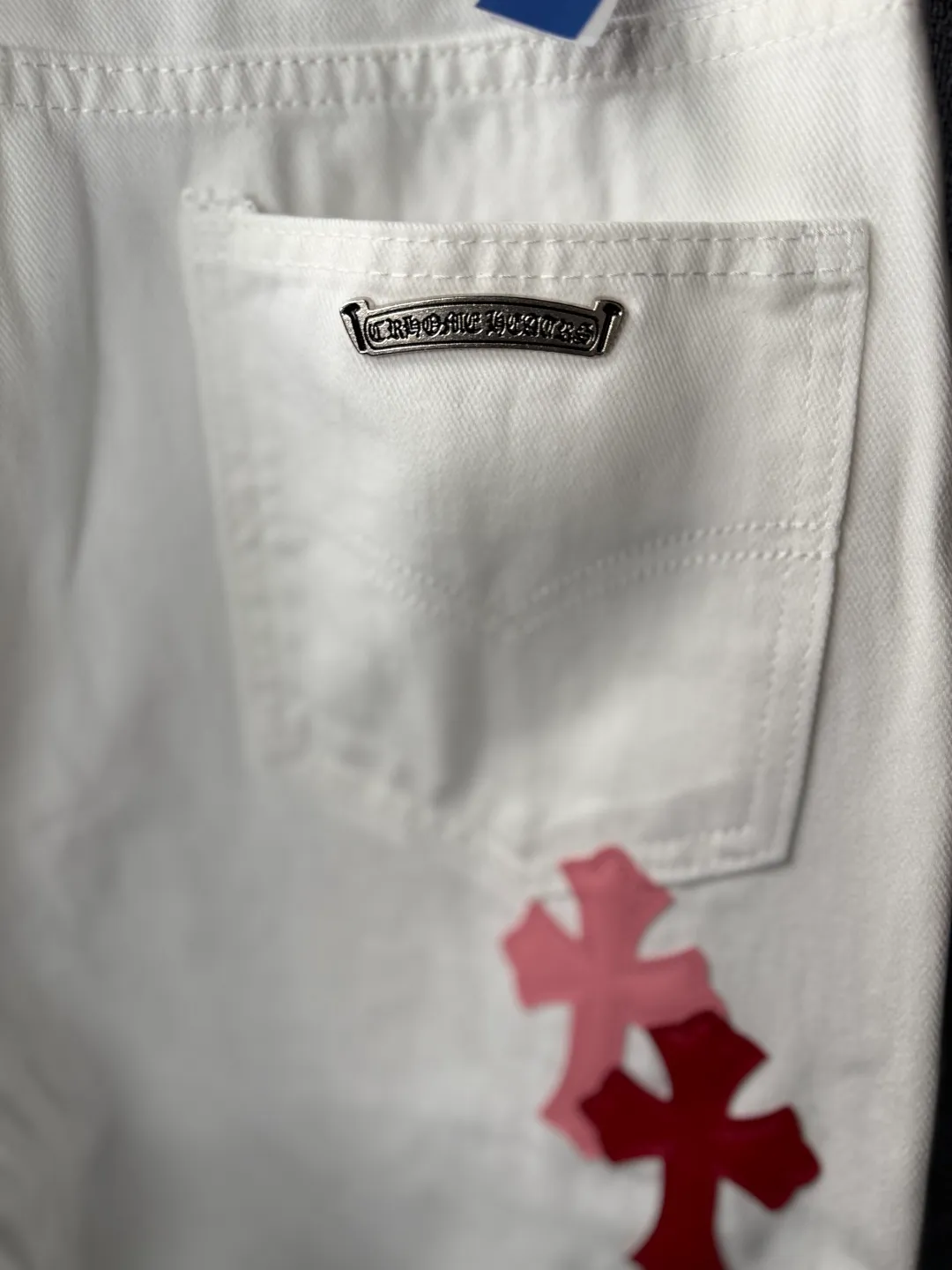 P230 💰 (Top version) Chrome Hearts/Chrome Hearts Classic white powder series colored leather cross washed color cloth unisex denim trousers Vibe style straight stacked god-level version Carbon fine bias denim color cloth Old vintage full set of hardware - Chrome Hearts white cow series The high version uses high-ounce customized fabrics, fermentation washing and soft color fixation, soft and thick to wear, the details are all made by hand-polished craftsmanship, all-over printed jacquard fabric Unique design style. Through multiple processes to create a full retro feel. Unique niche non-contrast shirt. Customized distressed spray-painted buttons. Craftsmanship in every detail. Color: white powder. Size: 28-30-32-34 (corresponding to S-M-L-XL)